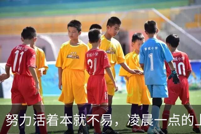 努力活着本就不易，凌晨一点的上海路边摊，遇到拾荒大爷空桌前吃剩饭，小伙果断买了一份加料炒面请他吃顿饭